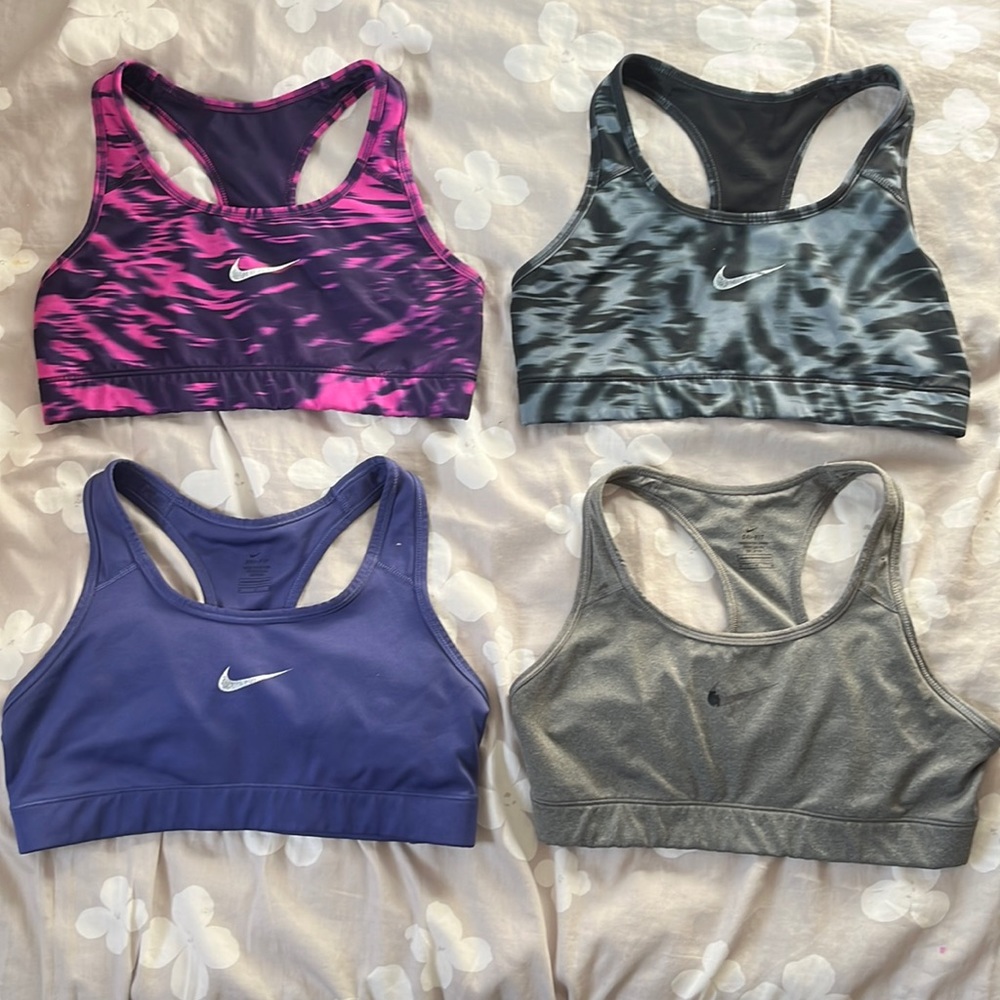 (4) Nike Swoosh Light Support
Women's Non-Padded Sports Bras